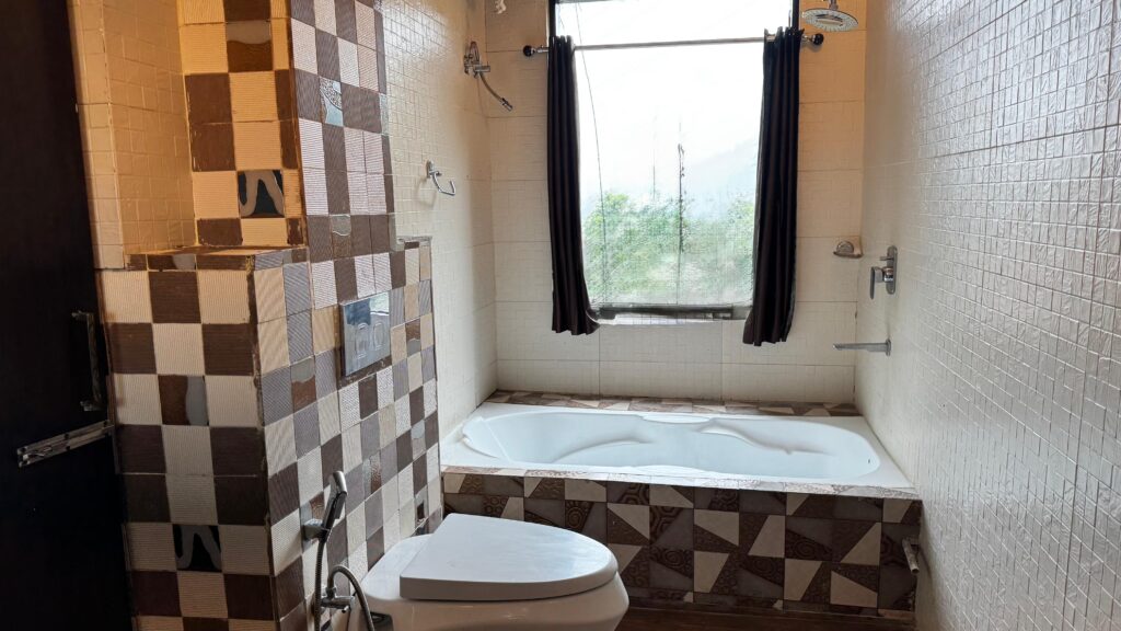 Couple friendly BnB in Bhimtal with luxurious bathtub