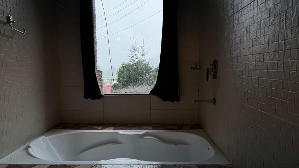 Budget friendly BnB in Bhimtal for couples with private bathtub