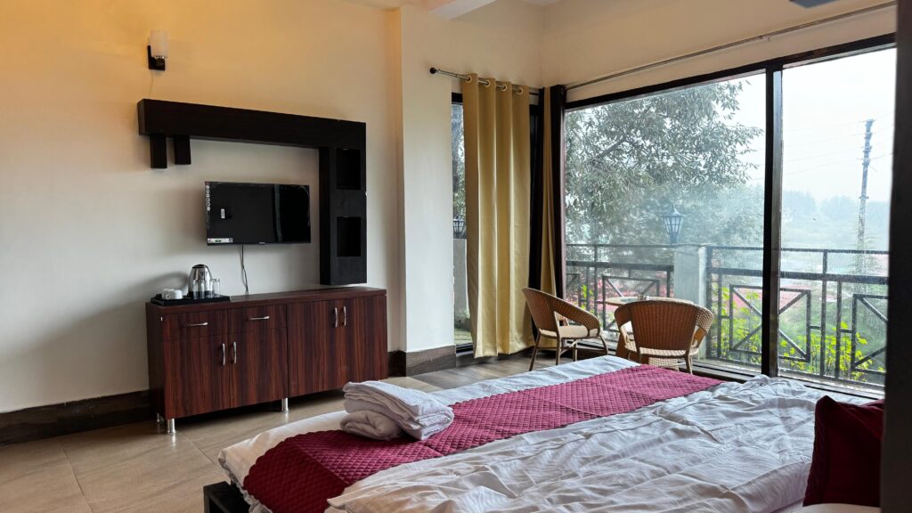 Couple friendly BnB in Bhimtal with romantic balcony view